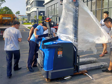 科力電動(dòng)堆高車進(jìn)行裝卸、堆高、堆垛和短距離運(yùn)輸作業(yè)