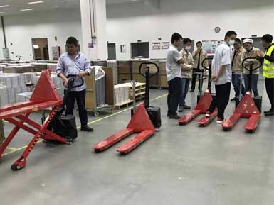 電動高升程搬運車交付使用，感謝廠家羅總親自跟客戶講解操作方法！